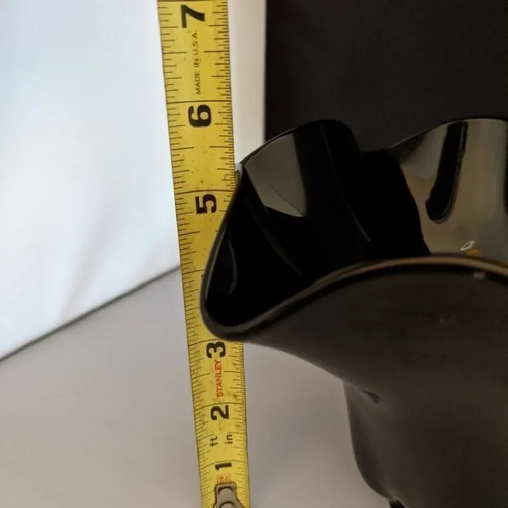 BLACK SCULPTURAL BOWL WITH DISTINCT PERSONALITY.